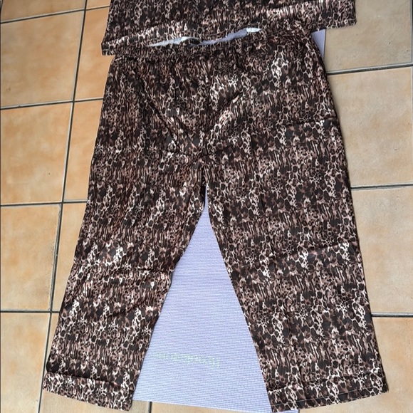 Anthony Richards Brown Velour Pajama Set with Collared Neckline and Relaxed Fit - Picture 10 of 11